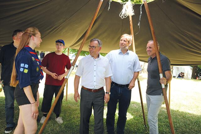 In der großen Jurte erhalten der 3. Bürgermeister Eckentals Felix Zosel, die Landräte Dr. Herrmann Ulm (FO) und Alexander Tritthart (ERH) sowie Sebastian Lange (KJR ERH) und Thomas Wilfling (KJR FO, verdeckt) Informationen von der Leiterin des Horstes Füchse, Anja Koch (v. re. n. li.). | Foto: Andreas Unbehaun