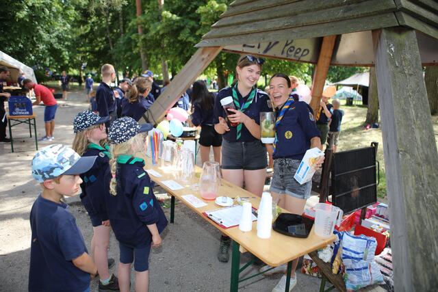 Die Laune der Pfadfinder war während des Lagers mindestens so gut wie das Wetter. Es galt ja auch etwas zu feiern. | Foto: Andreas Unbehaun