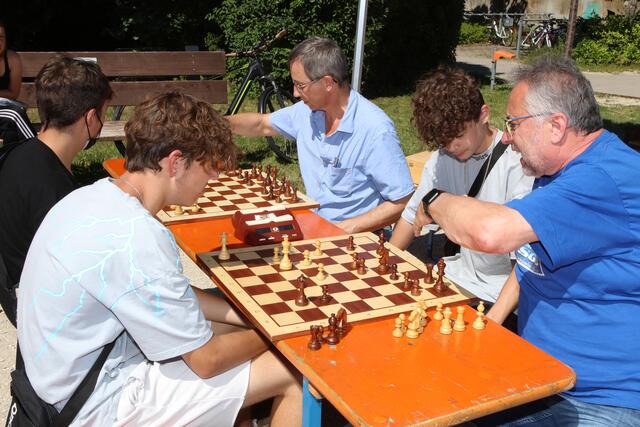 Harald Braungardt vom Schachclub gab den jungen Interessierten wertvolle Tipps rund um das königliche Spiel. | Foto: Andreas Unbehaun