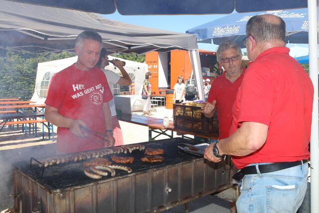 Der FC Eschenau grillt Bratwürste und Steaks am laufenden Band. | Foto: Andreas Unbehaun
