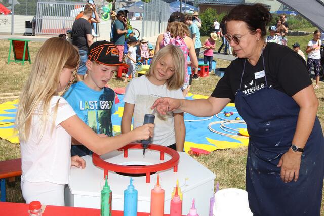 Beate Waschneck von der Kunstschule Eckental hat ihre Farbschleuder-Maschine mitgebracht. | Foto: Andreas Unbehaun