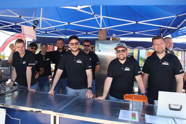 Die Jungs von der Eschenauer Burschenschaft haben den Ausschank gut im Griff. | Foto: Andreas Unbehaun