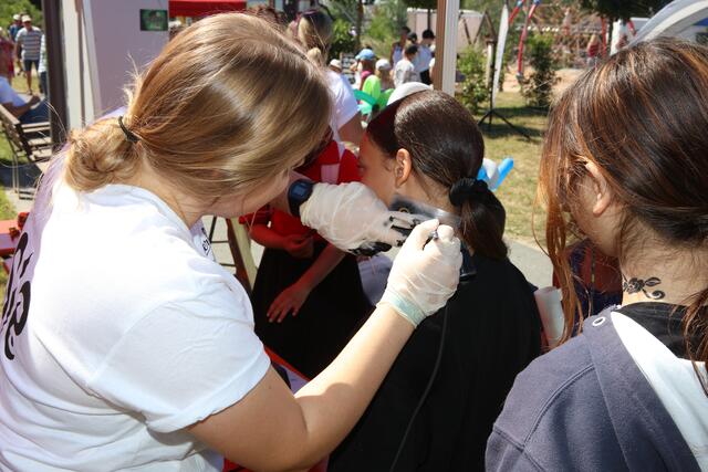 Auch ein Tattoo-Studio war auf dem Marktfest am Start. | Foto: Andreas Unbehaun