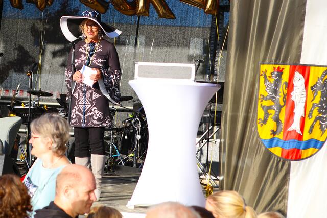 Die Bürgermeisterin der Jubelgemeinde hatte sich dem Anlass entsprechend im Stile der 70er Jahre gekleidet und begrüßte die Gäste, die zahlreich gekommen waren. | Foto: Andreas Unbehaun