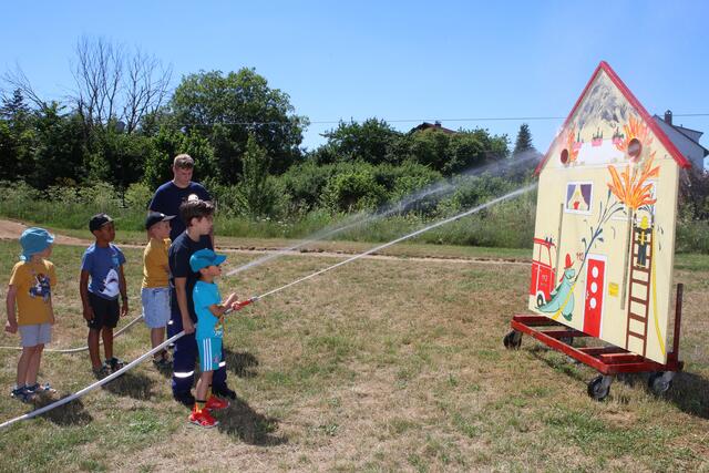 „Wasser marsch”: Die Feuerwehr Eschenau lud ein zum Zielspritzen. | Foto: Andreas Unbehaun