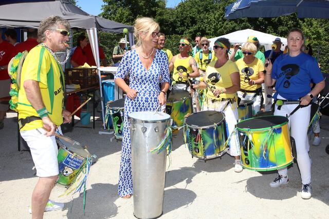 Rhythmischer Auftakt am Sonntag mit einer Samba-Gruppe, angeführt von der Eckentaler Bürgermeisterin Ilse Dölle. | Foto: Andreas Unbehaun