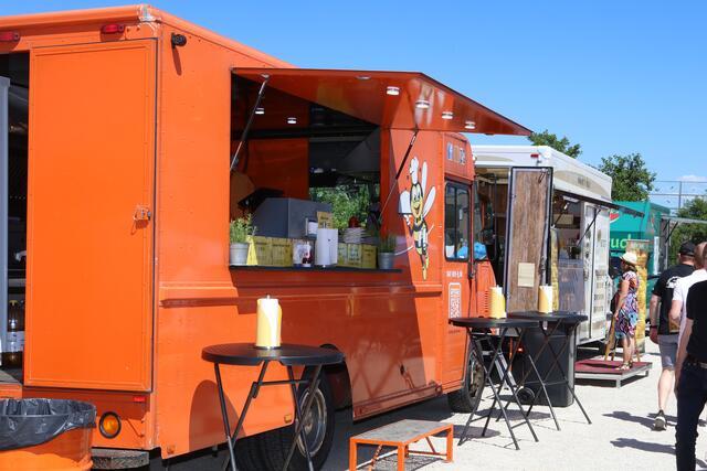 Mehrere Foodtrucks sorgen für kulinarische Abwechslung. | Foto: Andreas Unbehaun