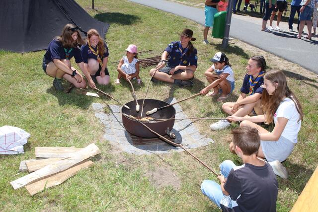 Die Pfadfinder luden ein zum Stockbrot-Backen am offenen Feuer. | Foto: Andreas Unbehaun