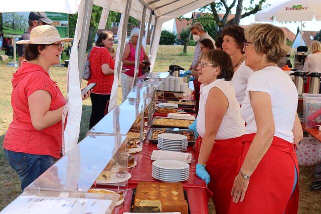 Am Kuchenbüffet gab es natürlich überwiegend Produkte mit Kirschen. | Foto: Andreas Unbehaun
