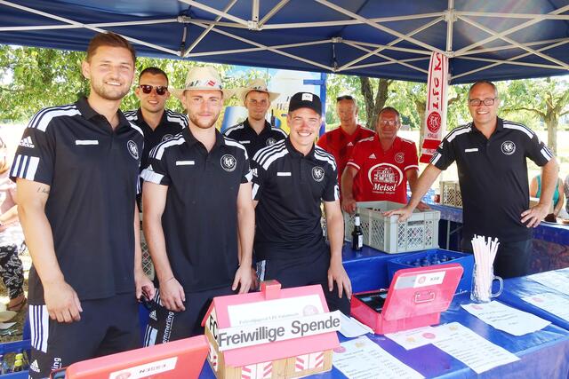 Die Mannschaft vom FC Kalchreuth sorgte dafür, dass das Bier ordentlich gezapft an die Besucher kam. | Foto: Andreas Unbehaun