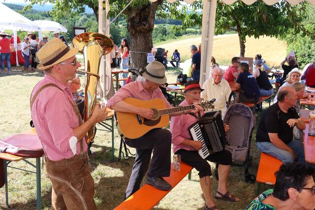 Zünftige Musik in angemessener Lautstärke: Diese Musikanten kommen ohne Verstärker aus und verstehen es dennoch, die Menschen zu begeistern. | Foto: Andreas Unbehaun