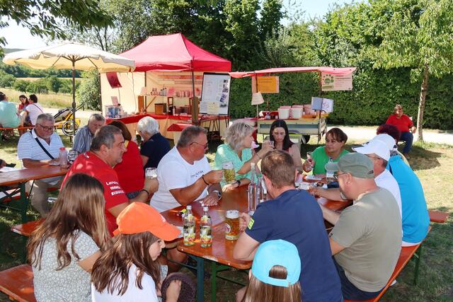 Was gibt es schöneres, als in geselliger Runde im Schatten von Kirschbäumen zu sitzen. | Foto: Andreas Unbehaun