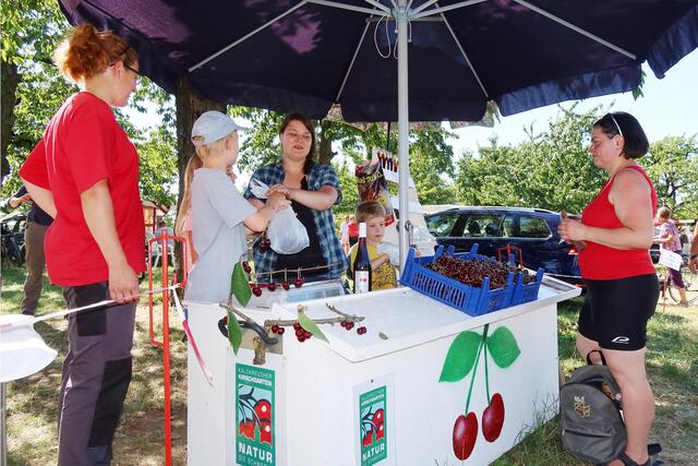 Vor allem die frisch vom Baum geernteten Kirschen fanden reißenden Absatz. | Foto: Andreas Unbehaun