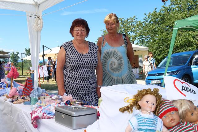 Selbstgestricktes boten die Damen der AWO. Auch wenn man angesichts der sommerlichen Temperaturen nicht direkt an warme Wollsocken denkt: es kommen die Tage, an denen man diese sehr gut gebrauchen kann. | Foto: Andreas Unbehaun