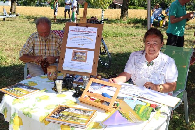 Die Kalchreutherin Ursula Lindstedt bot ihren neuen Bildband „Franken ist ein spannend schönes Land”, überwiegend mit Kalchreuther Motiven an und signierte auf Wunsch auch gleich die Exemplare. | Foto: Andreas Unbehaun