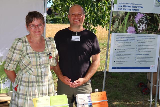 Karin Klein-Schmidt gilt als Initiatorin der Kirschenkirchweih: sie hat die Veranstaltung 2004 (wieder) ins Leben gerufen. Hier ist sie mit ihrem Kollegen vom Landschaftspflegeverband, Stefan Mümmler, zu sehen, der sich schwerpunktmäßig um die Wildpferde im Tennenloher Forst kümmert. | Foto: Andreas Unbehaun