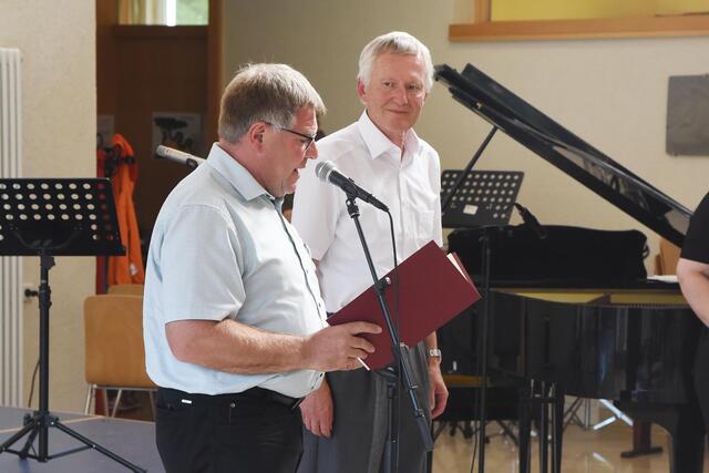 Bürgermeister Edmund Ulm und der künftige Ruheständler Frank Herdegen (rechts) | Foto: Sabine Büssert
