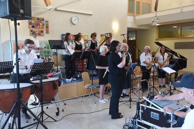 Musikschulleiterin Sabine Fischer moderierte | Foto: Sabine Büssert