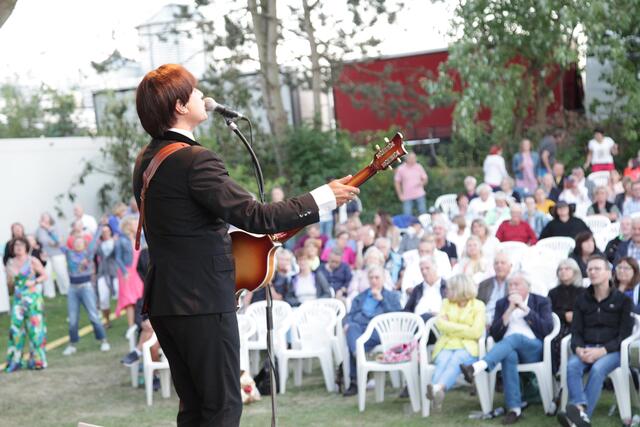 Die Beatles-Hits bewegen nach wie vor die Menschen – auch aus den Sitzreihen Richtung Tanzfläche. | Foto: Uwe Rahner