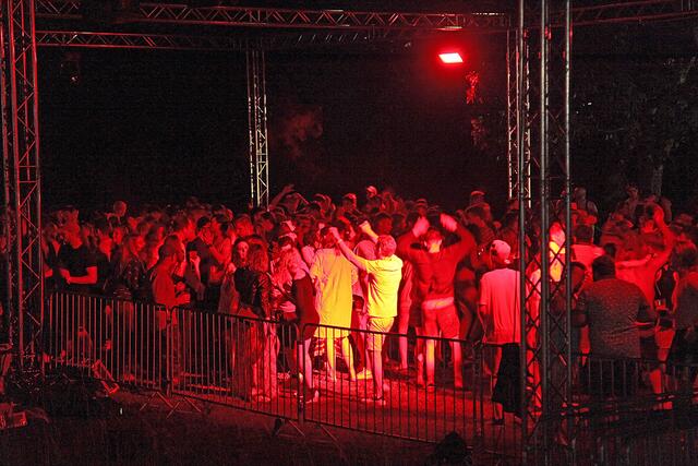 Am Abend strömten die Gäste von den Pools zur Mainstage. | Foto: Uwe Rahner