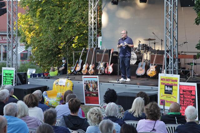 Institutsleiter Fritz Sörgel erinnerte an die Heroldsberger Konzerte mit Pete Best (1994 und 1996), Albert Hammond (2014 und 2016),  Bookends (Simon &amp; Garfunkel-Tribute 2017), Phil Bates (ELO Part II 2018) und FRONTM3N (2019). | Foto: Uwe Rahner