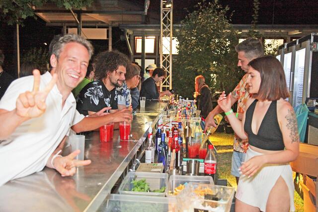 Die Bar ALEX und der Kneipenclub HINZxKUNZ aus Nürnberg sowie der Schlossbad-Kiosk versorgten die Besucher mit Drinks und Snacks. | Foto: Uwe Rahner
