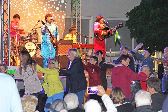 Zu „Ob-La-Di, Ob-La-Da” brachte eine „Congo Line” zusätzlichen Schwung ins Publikum. | Foto: Uwe Rahner