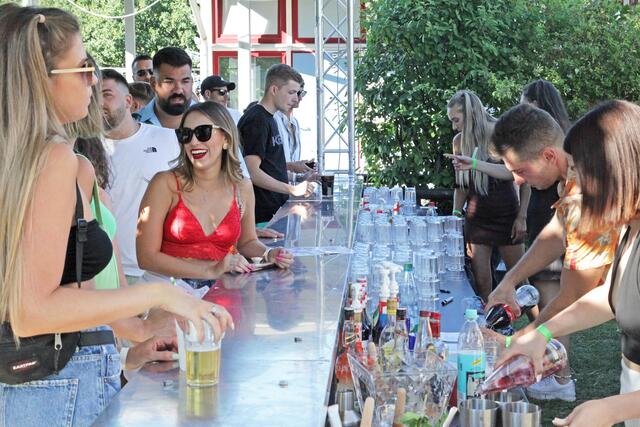 Gute Laune auch an der Bar. | Foto: Uwe Rahner