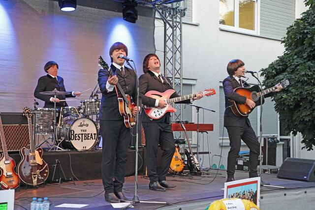 Die Musiker nannten sich augenzwinkernd auf der Bühne gegenseitig John, Paul (mit Original Höfner-Bass aus Bubenreuth), George und Ringo. | Foto: Uwe Rahner