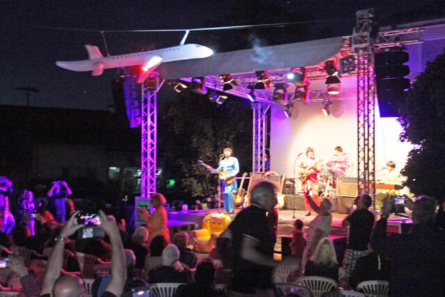 „Back In The USSR” wurde 1968 mit Flugzeuggeräuschen aufgenommen – und 2022 in Heroldsberg mit einem einschwebenden (aufblasbaren) Flugzeug illustriert. | Foto: Uwe Rahner