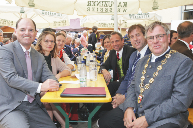 Bürgermeister Edmund Ulm, Landrat Dr. Hermann Ulm, Umweltminister Torsten Glauber und Gemeinderätin sowie Jugendbeauftragte Johanna Britting (von rechts) am Tisch mit MdL Michael Hofmann, MdB Lisa Badum und stellv. Landrätin und Gemeinderätin Barbara Poneleit (von links). | Foto: Uwe Rahner