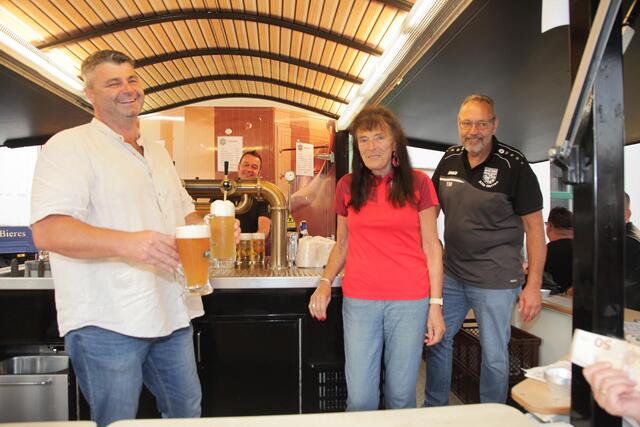 Teamwork 1: Die Samstagsschicht mit frisch Gezapftem. | Foto: Uwe Rahner