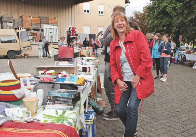 Die privaten Flohmarkthändler trotzten am Samstagabend dem Regen. | Foto: Uwe Rahner