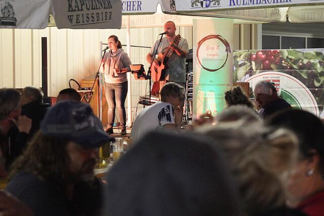 „Keep it simple” spielten „Vocoustic Music Pairwise” mit zwei Stimmen, einer Gitarre, ein bisschen Percussion und Mundharmonika – kreuz und quer durch die Hit-Landschaft.
 | Foto: Uwe Rahner