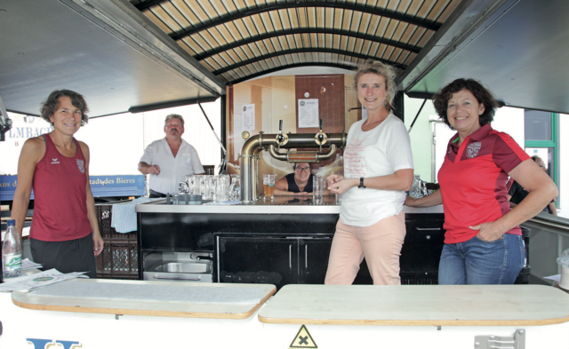 Teamwork 2: Die Sportvereine sorgten auch am Sonntag für Erfrischungen. | Foto: Uwe Rahner