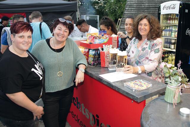 Mit typischen Kino-Leckereien verwöhnte Antje Bezold von den Casino-Lichtspielen (rechts) die Besucher. | Foto: Uwe Rahner
