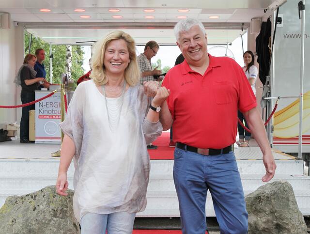 Vor sieben Jahren wurde in Eckental auch »Monsieur Claude« gezeigt, damals "…und seine Töchter": Bürgermeisterin Ilse Dölle und N-ERGIE Kommunalberater Rainer Gründel. | Foto: Beate Waschneck