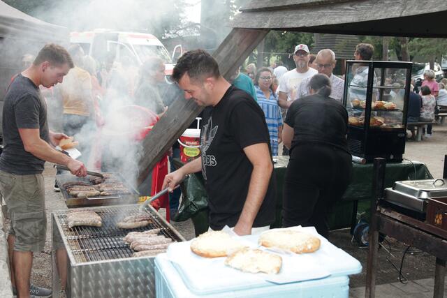Das Team um Daniel Zipko sorgte für frisch Gegrilltes. | Foto: Uwe Rahner