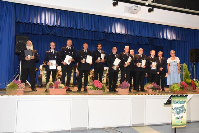 Die zweite Gruppe der für 25 Jahre aktiven Feuerwehrdienst Geehrten mit Bürgermeisterin Ilse Dölle und Landrat Alexander Tritthart. | Foto: Sabine Büssert