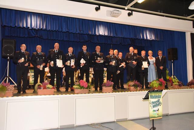 Die für 40 Jahre aktiven Feuerwehrdienst Geehrten mit Landrat Alexander Tritthart, Bürgermeisterin Ilse Dölle (von rechts), Kreisbrandrat Matthias Rocca (4.v.re.) und Kreisbrandinspektor Stefan Brunner (7.v.re.). | Foto: Sabine Büssert