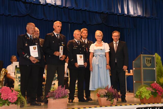 Als langjährige Atemschutzträger in der ersten Reihe: Johann Gebhard (40 Jahre), Peter Kuhla und Bernd Fischer (jeweils 25 Jahre, von links) mit landrat Alexander Tritthart, Bürgermeisterin Ilse Dölle, Kreisbrandrat Matthias Rocca (von rechts) und Kreisbrandinspektor Stefan Brunner (hi.). | Foto: Sabine Büssert