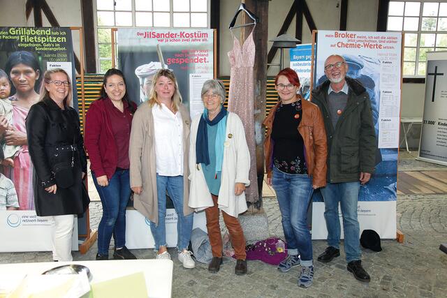 Die Steuerungsgruppe Fairtrade der Marktgemeinde (Claudia Blöchl, Ina Schuster, Petra Steinbach, Margarete Haas, Astrid Marschall und Ulrich Haas , von links) in der Ausstellung "Entwicklungsland D", die diese Woche nur noch für Schulklassen geöffnet ist. | Foto: Uwe Rahner