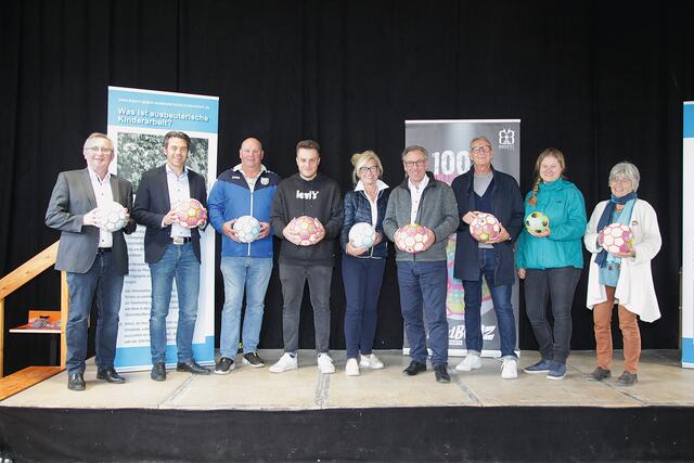 Übergabe der Sportbälle mit Fair Trade Siegel: Martin Hofmann (ASV Forth), Martin Distler (SC Eckenhaid), Stefan Prütting (TSV Brand), Martin Roser (FC Eschenau), Bürgermeisterin Ilse Dölle, Landrat Alexander Tritthart, Robert Weber (Bad Boyz Ballfabrik), Hannah Dellweg (HG Eckental) und Margarete Haas vom Weltladen Eschenau. Nicht im Bild ist Oskar Kunze vom FC Büg, der ASV Herpersdorf hatte sich aus Termingründen entchuldigen lassen. | Foto: Uwe Rahner