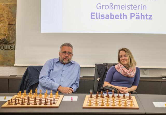 Der Vorsitzende der SG Eckental, Harald Braungardt, führte ein interessantes Interview mit der Schachmeisterin Elisabeth Pähtz. | Foto: Michael Glenk
