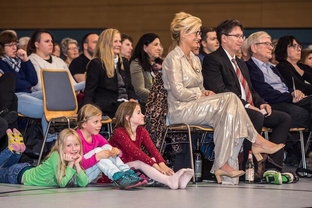 Einige Kinder machten es sich auf dem Hallenboden bequem, sie hatten - wie Eckentals erste Bürgermeisterin Ilse Dölle und stellvertretender Landrat Manfred Bachmayer - sichtbar Spaß. | Foto: Michael Glenk