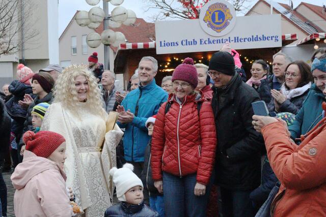 Das Eckentaler Christkind beim Bad in der Menge. | Foto: Kilian Unbehaun