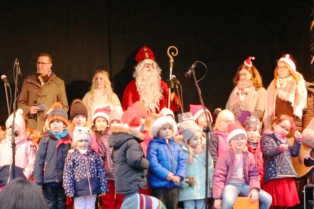In Heroldsberg waren Christkind und Nikolaus gekommen, um gemeinsam mit dem Bürgermeister Jan König und den Kindern vom Kindergarten Lokomotive den Markt zu eröffnen. | Foto: Andreas Unbehaun