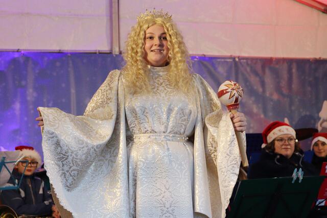 Sina Deuerlein eröffnet den Eckentaler Weihnachtsmarkt mit einem Prolog als Christkind 2022. | Foto: Kilian Unbehaun