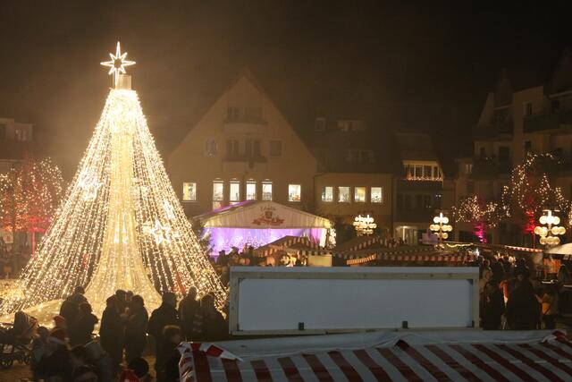Die weihnachtliche Illumination des Eckentaler Brunnens ist besonders abends ein Blickfang. | Foto: Andreas Unbehaun