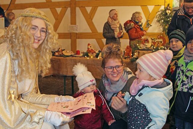 Die Kinder hatten sich mit lliebevoll gestalteten Wunschzetteln auf die Begegnung mit dem Christkind vorbereitet. | Foto: Uwe Rahner